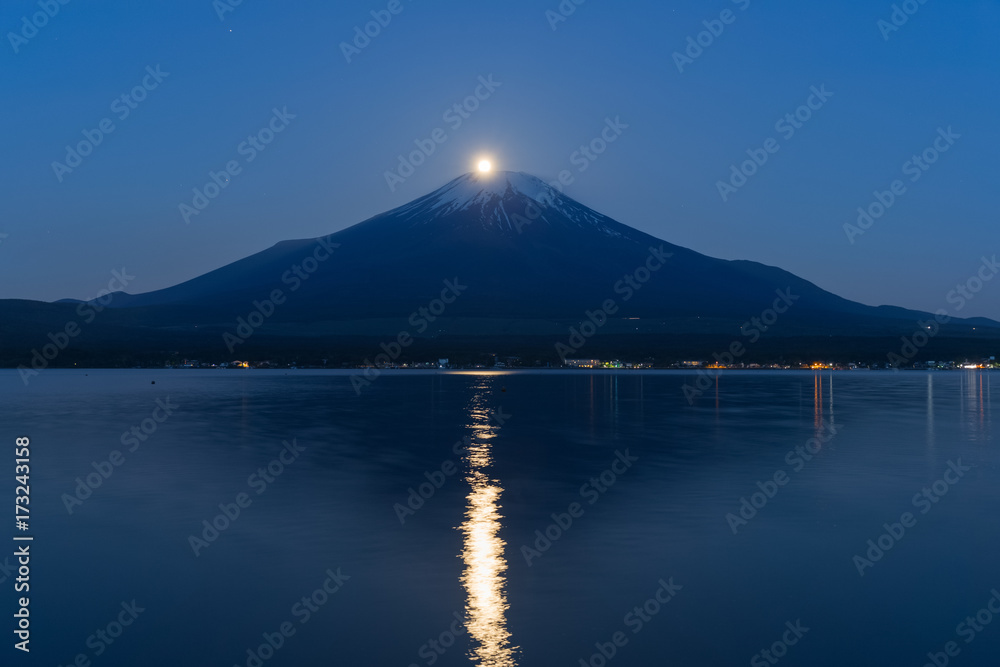 珍珠富士，春天的早晨，满月与山中湖的富士山顶重叠