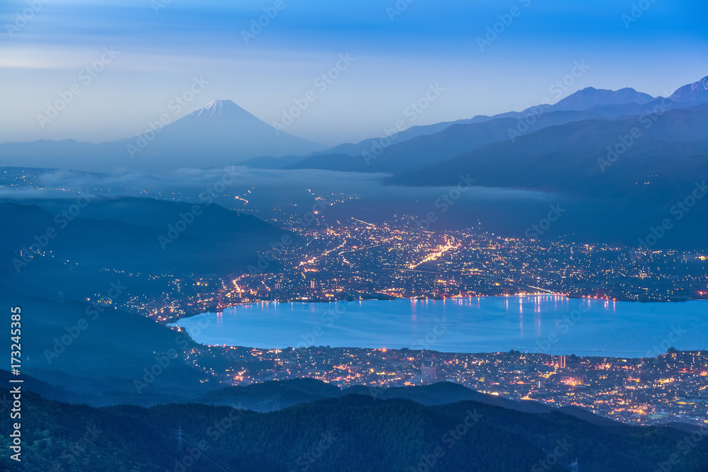 清晨的富士山和水洼湖