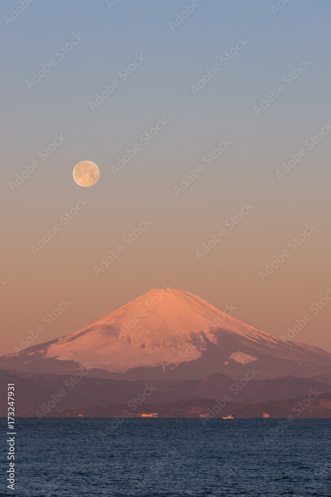 富士山和冬季海上的清晨满月。