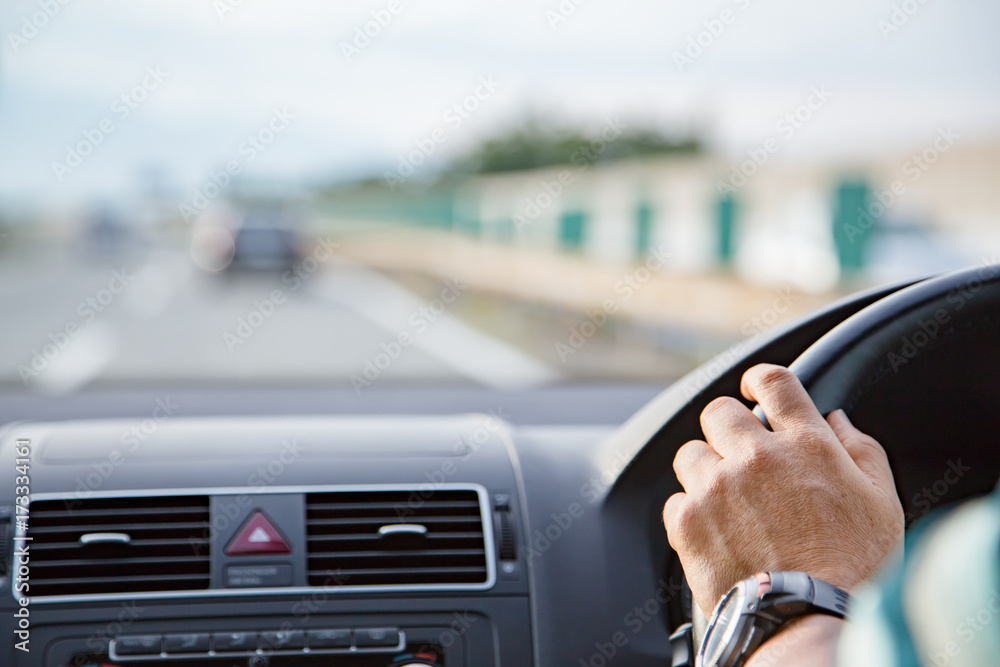 運転する男性