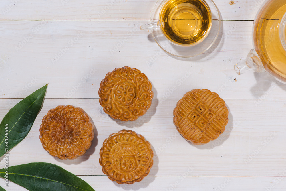 月饼和茶，中国中秋节美食。俯视图