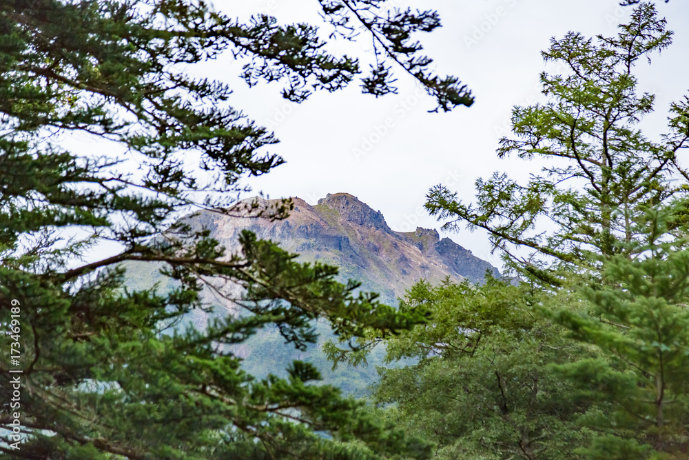 岩だらけの山