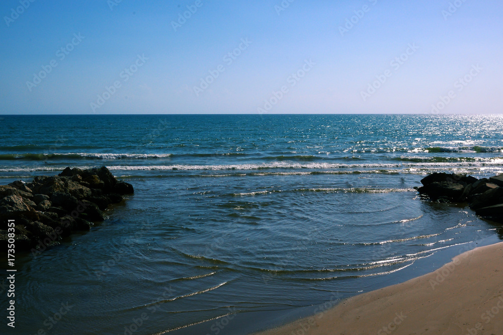 土耳其海岸。日落。山河流入地中海。