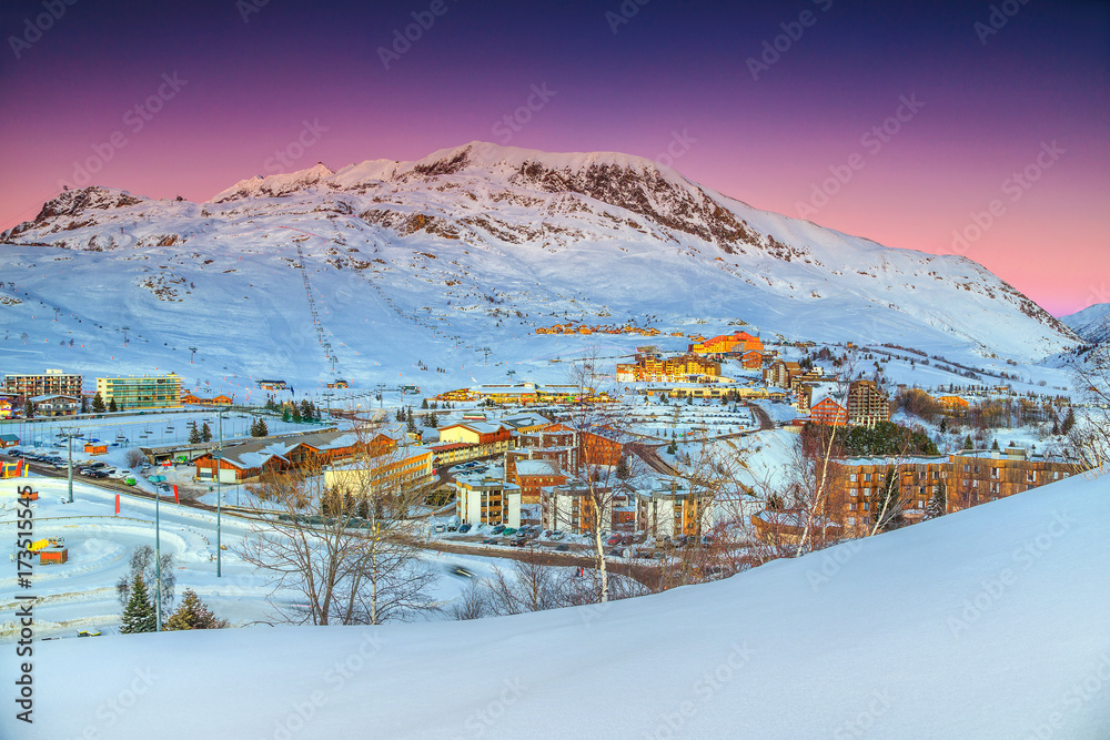 欧洲法国冬季滑雪场的日落美景