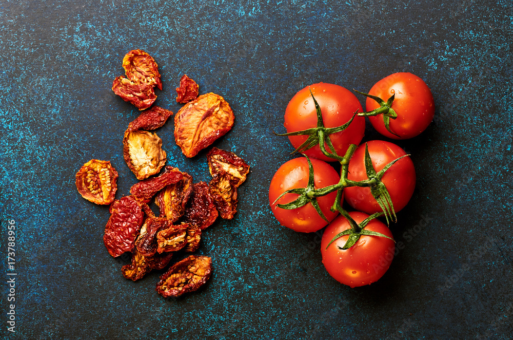 Dry tomatoes with fresh tomatoes