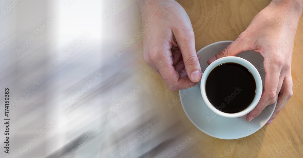 头顶咖啡杯和模糊的白色过渡