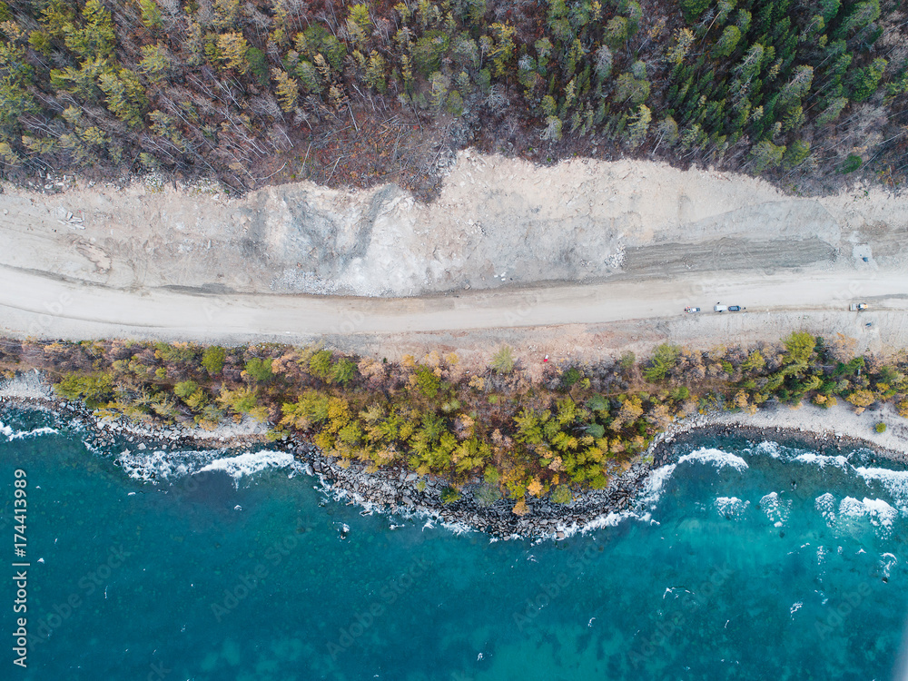 鸟瞰公路海岸