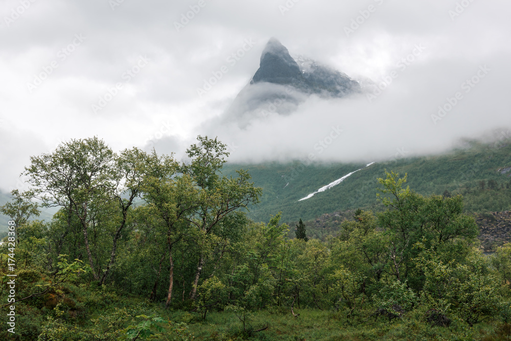 Innerdalen雾中的山峰