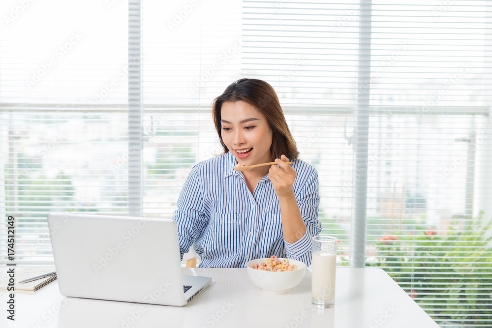 女企业高管在工作场所吃午饭