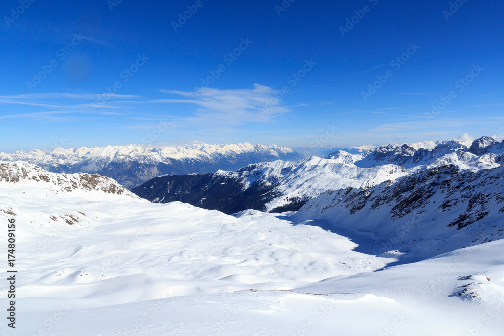 奥地利斯塔拜阿尔卑斯山冬季雪和蓝天的山脉全景