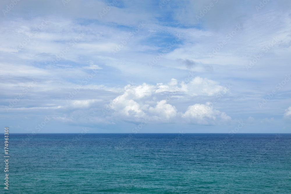 热带安达曼海，夏季蓝天白云。