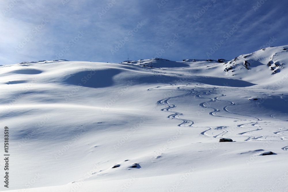 奥地利斯塔拜阿尔卑斯山冬季有雪、滑雪道和峰顶交叉的山脉全景