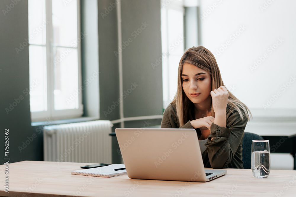 迷人的年轻金发学生女孩的肖像。