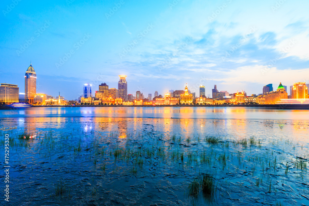 黄浦江与上海夜晚的现代城市风光