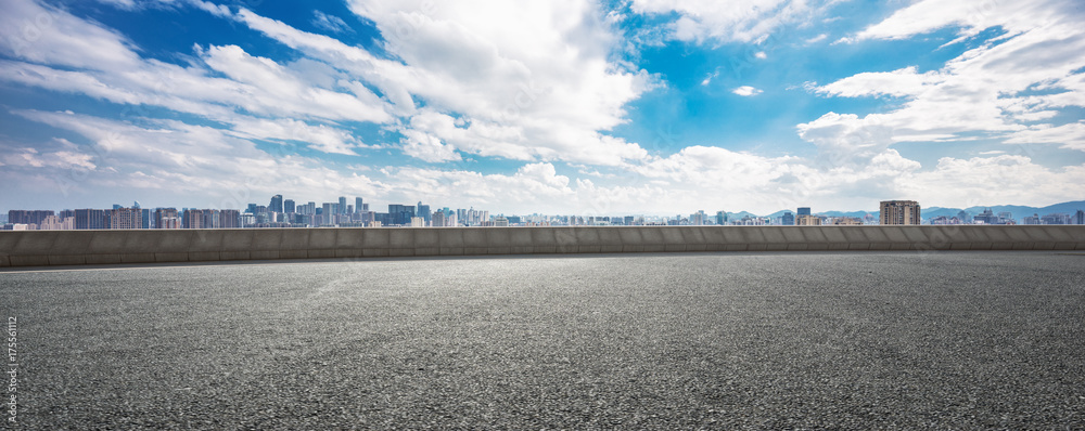 空旷的柏油路与现代城市的城市景观