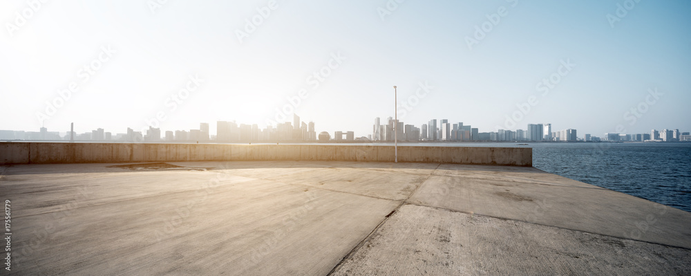 具有现代城市景观的空混凝土地板