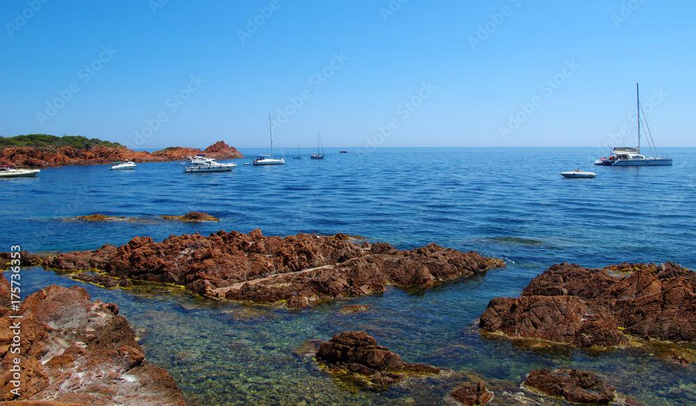 海上岩石海滩