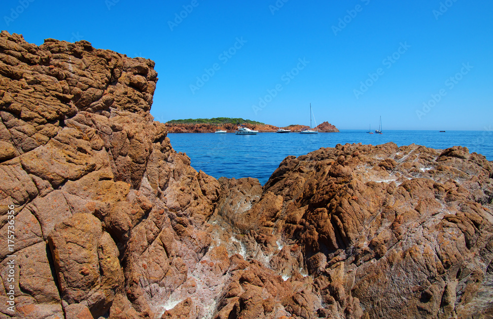 海上岩石海滩