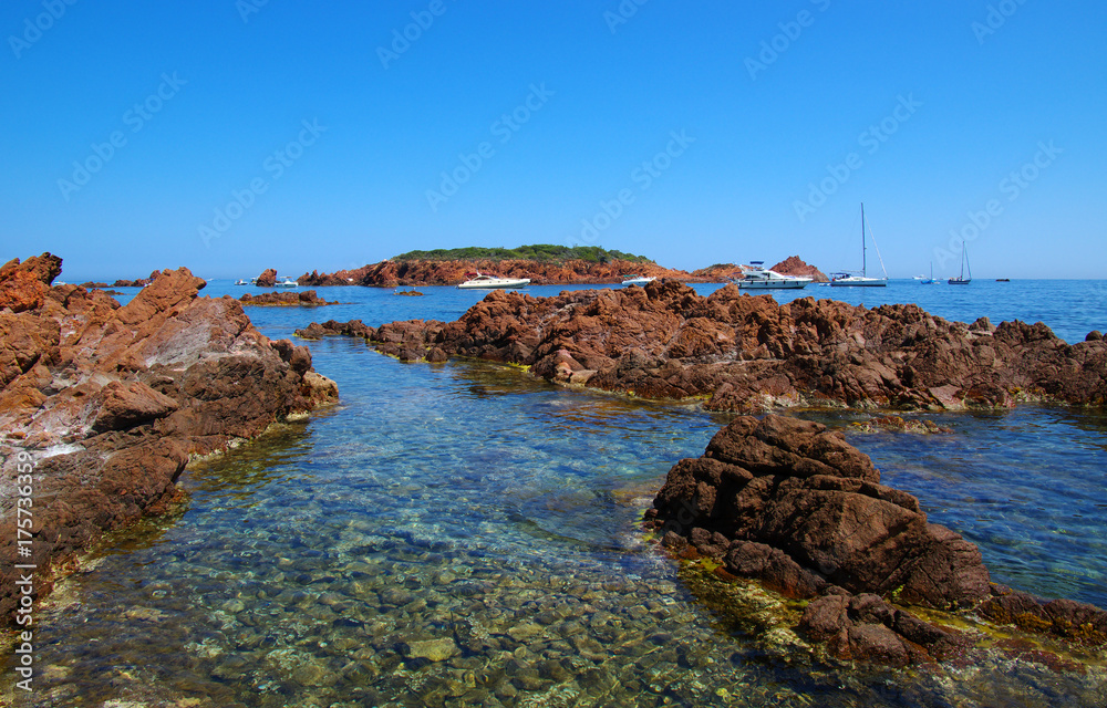 海上岩石海滩