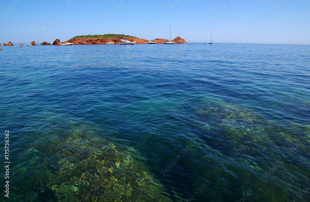 海上岩石海滩