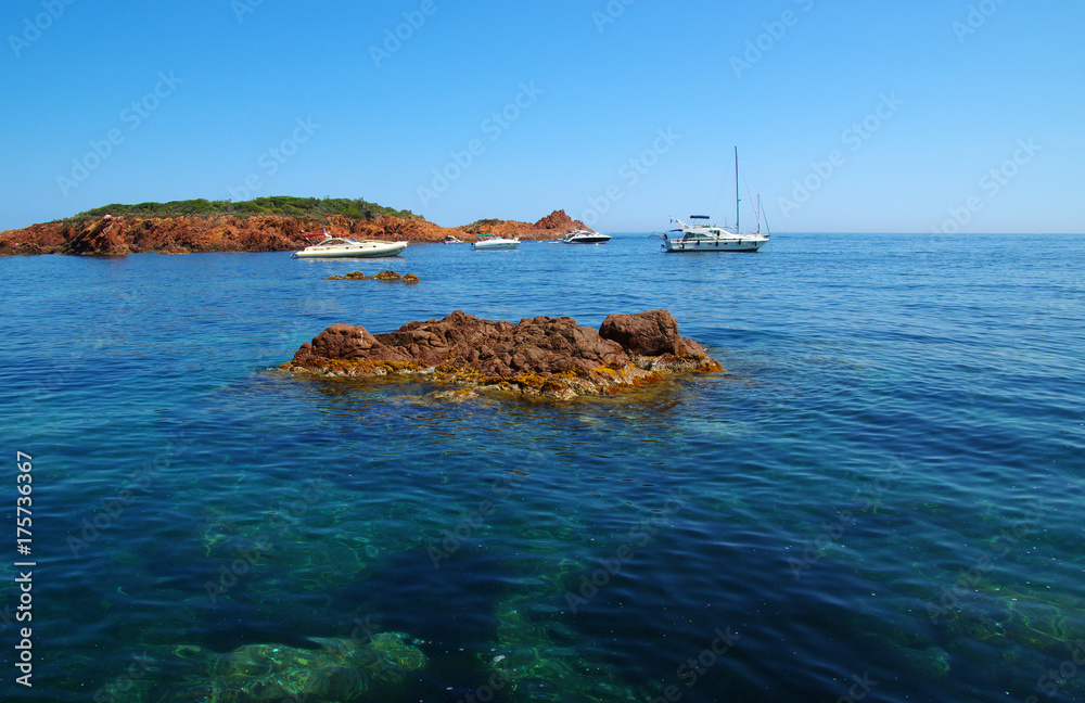 海上岩石海滩