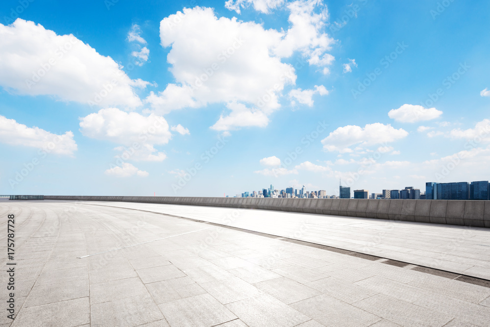 具有现代城市景观的空大理石地板