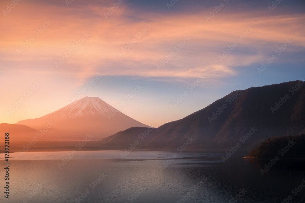 春天清晨的本须湖和富士山。本须湖是富士五大湖中最西边的