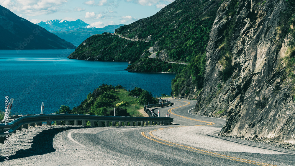 沿山崖和湖泊蜿蜒的道路