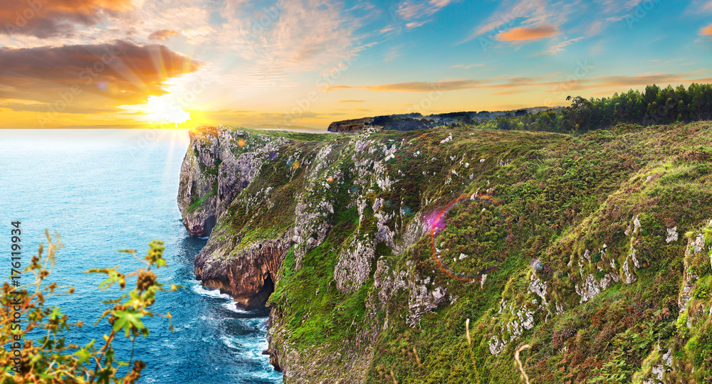 Espectaculares montañas de la costa española.
Paisaje de puesta de sol y paisaje de acantilado y ro