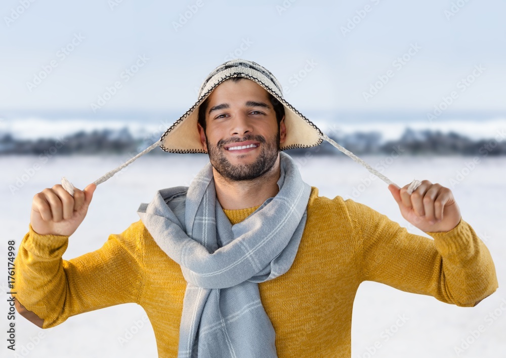 雪地里戴着温暖帽子和围巾的男人