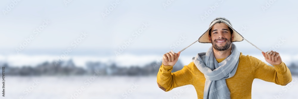 雪地里戴着温暖帽子和围巾的男人