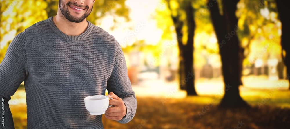 微笑自信的男人拿着茶的肖像合成图