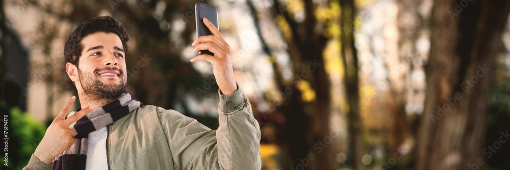 微笑男子通过手机自拍的合成图像