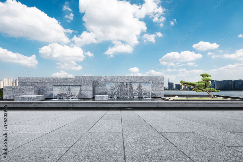 带装饰瀑布的空大理石地板