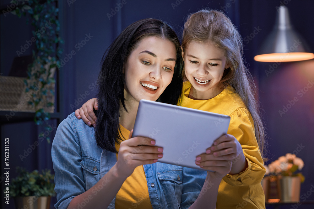 mom and child with tablet