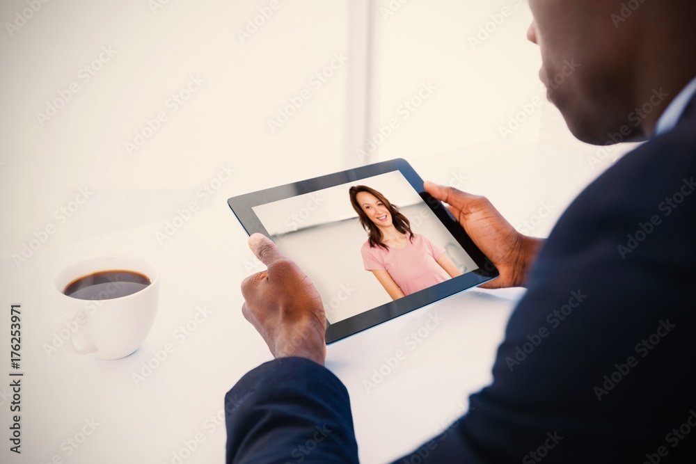 厨房里微笑的休闲女人的肖像合成图