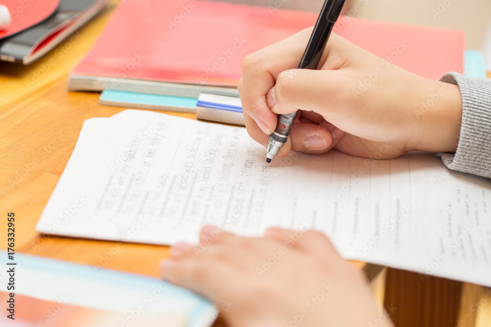 英語の問題を解く中学生