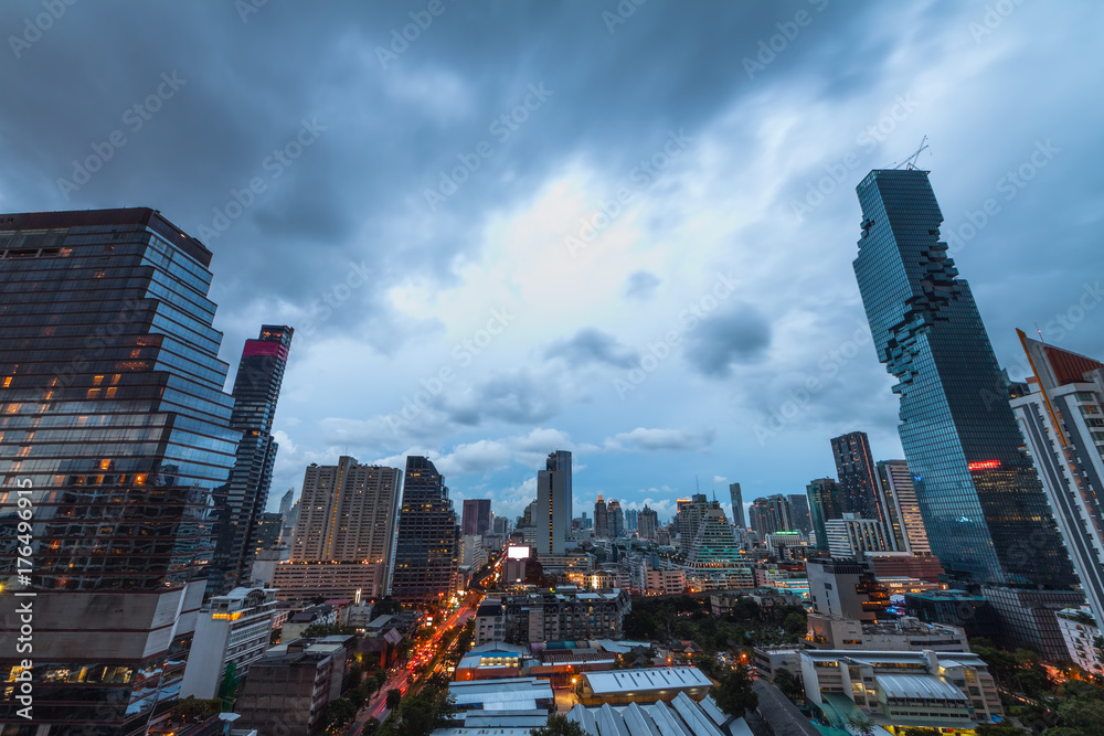 暴风雨和多云天空下的曼谷市中心鸟瞰图