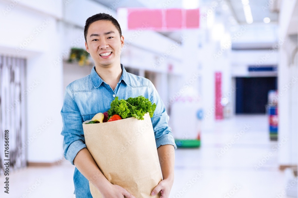 拿着购物袋的男子肖像的合成图像