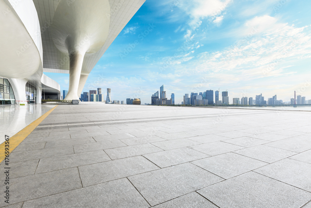 空置的广场层和现代城市商业建筑