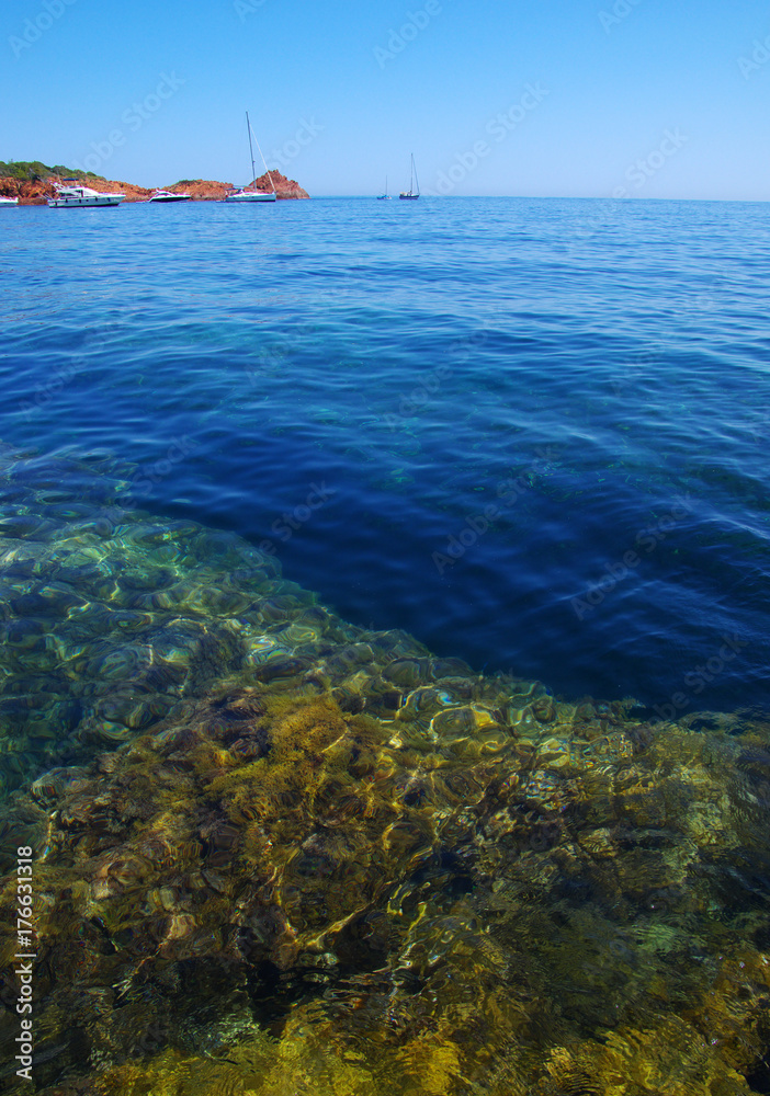 海上岩石海滩