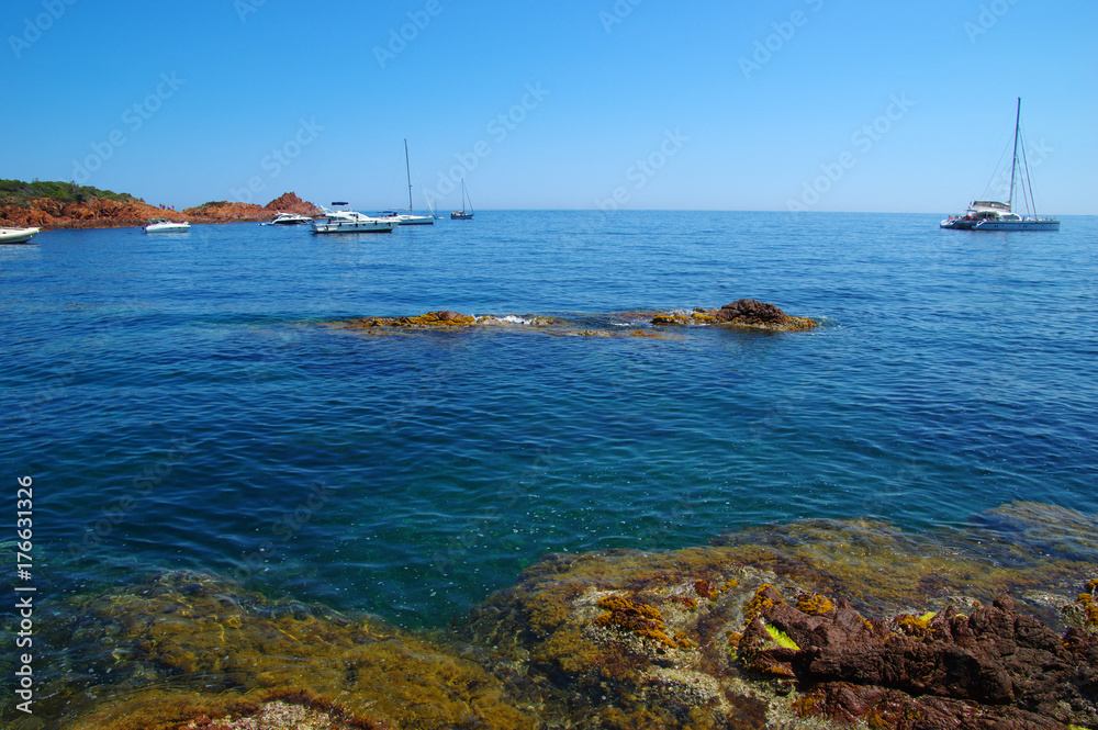 海上岩石海滩