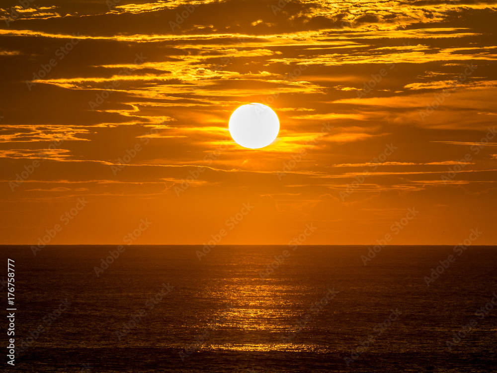 海上日出