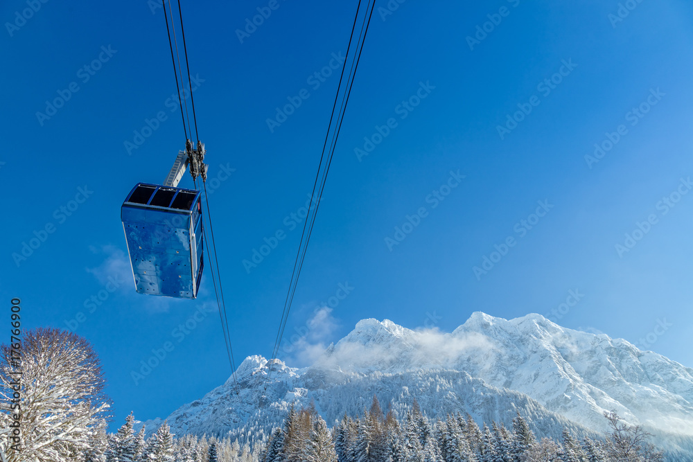 高山小屋，白雪皑皑