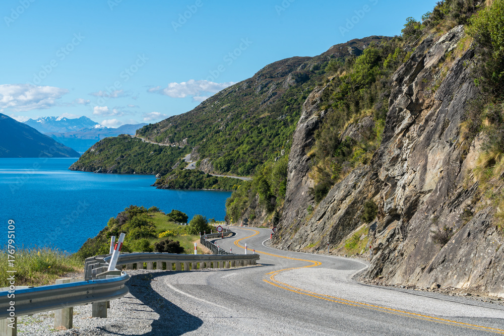 沿山崖和湖泊蜿蜒的道路