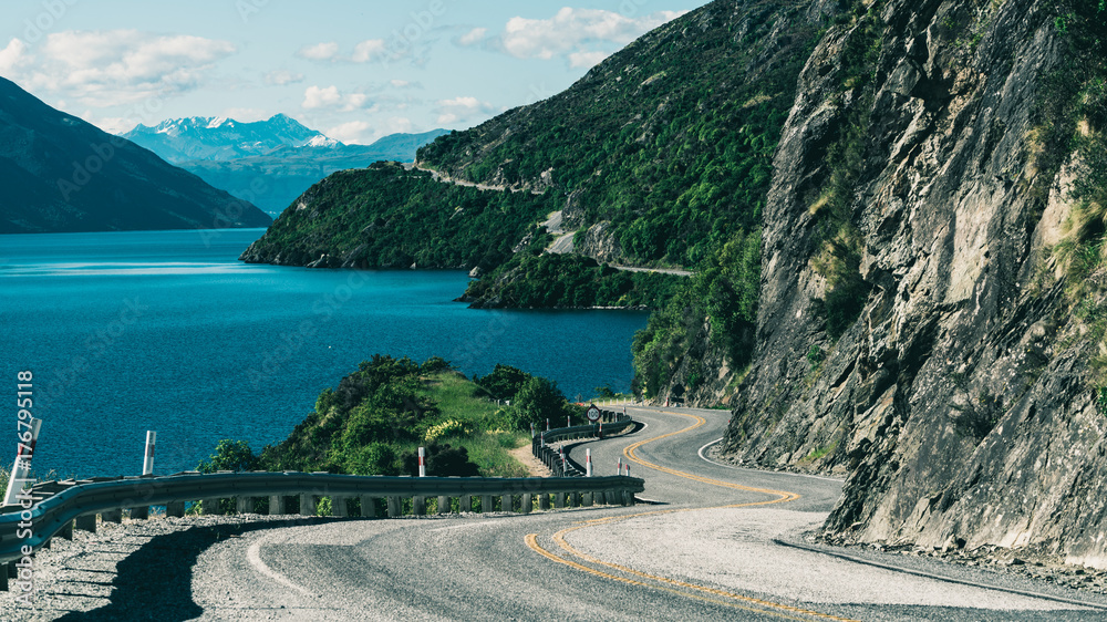 沿山崖和湖泊蜿蜒的道路