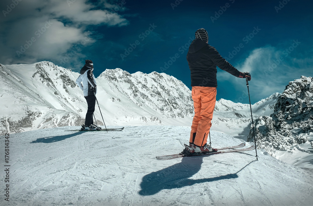 在阳光明媚的日子里，男人和女人在运动前滑雪