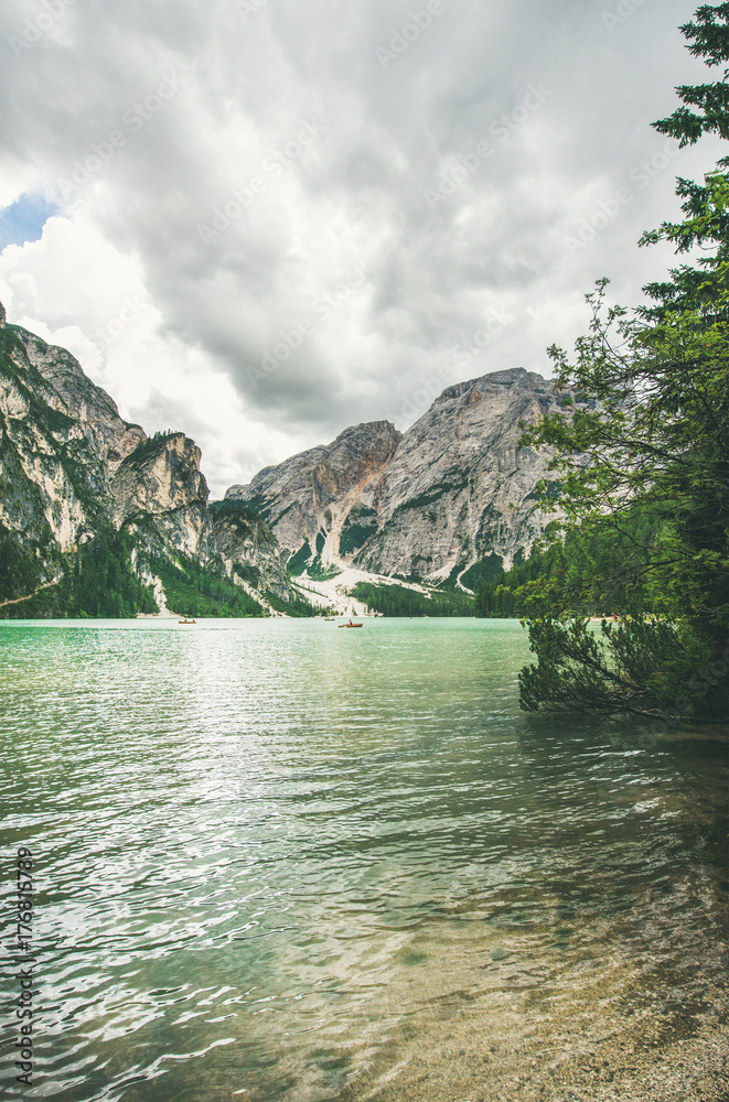 Fanes Sennes Braies自然公园的Lago di Braies或Pragser Wildsee。有清澈翡翠的山湖