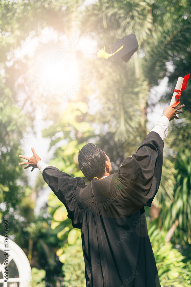 研究生男学生，毕业日后视图大学。教育和人。