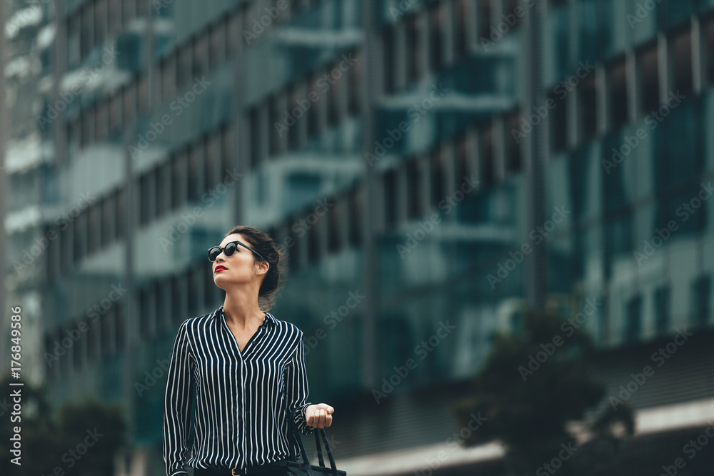 户外行走的年轻女商人